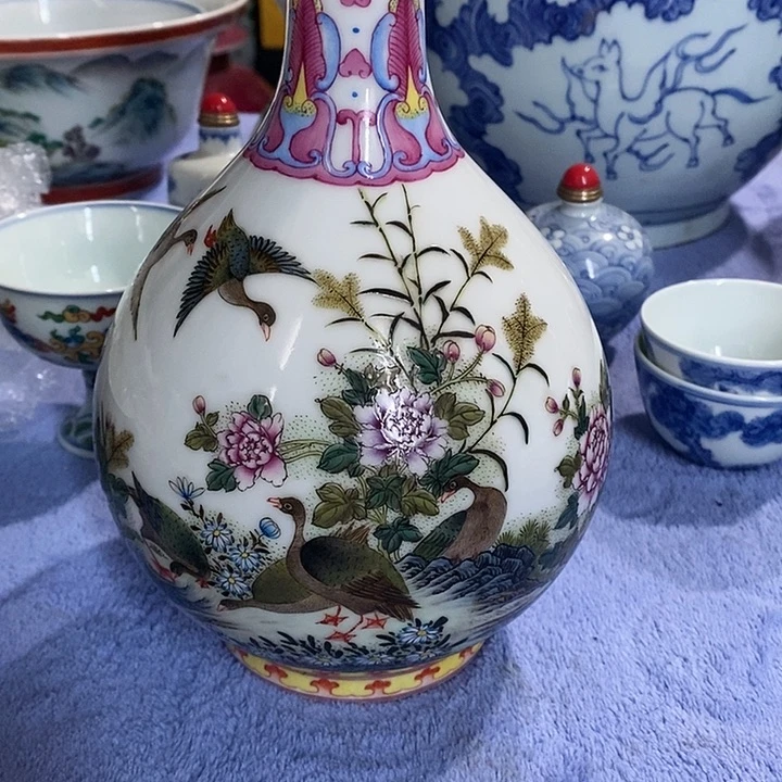 珐琅彩花鸟胆瓶123