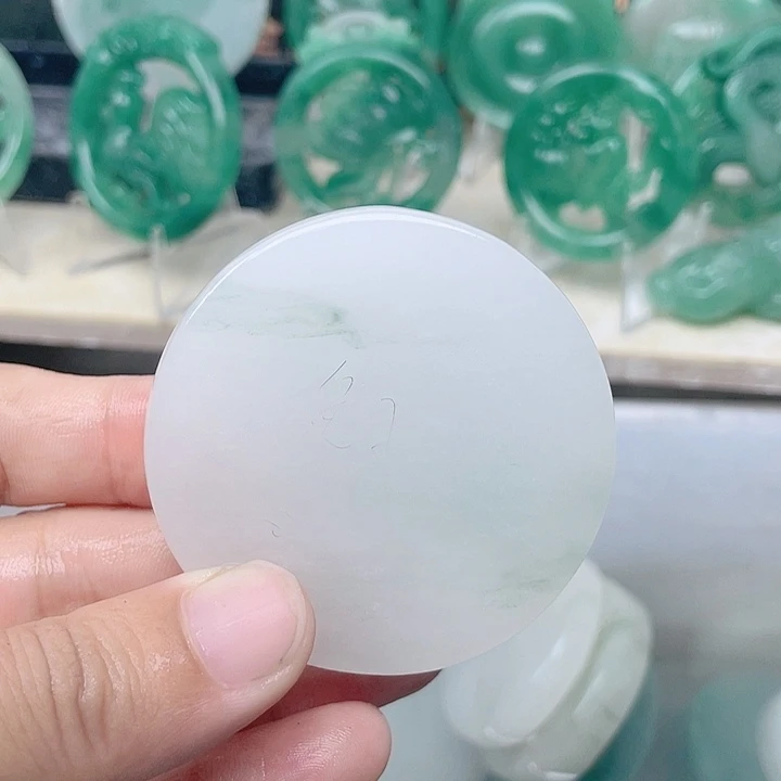 颈饰未镶嵌石英质玉兔*