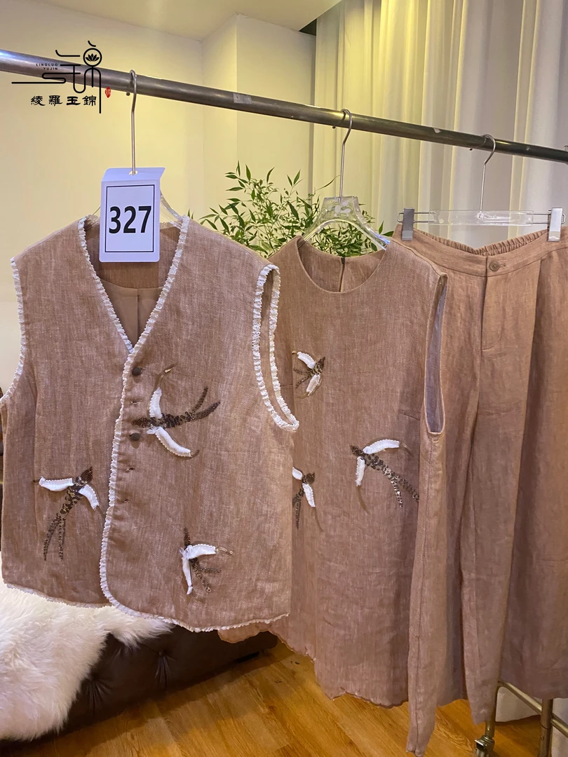 “327”亚麻燕子珠光刺绣马甲裤子连衣裙