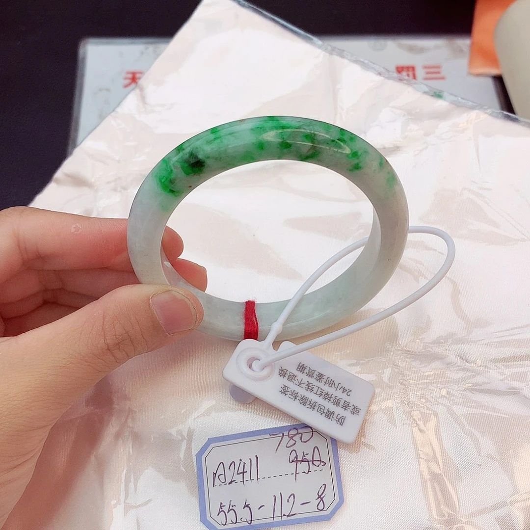 翡翠手镯未镶嵌翡翠