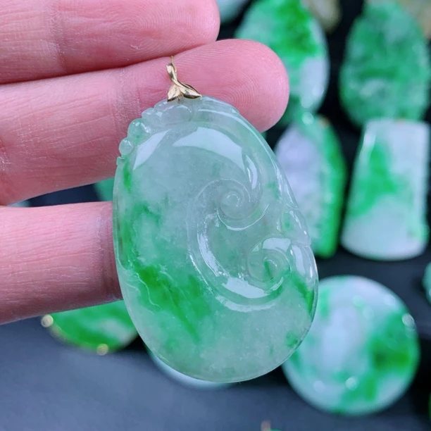 天然A货18k金冰种正阳绿翡翠如意 货号:1400415 尺寸:47-28-3.3mm