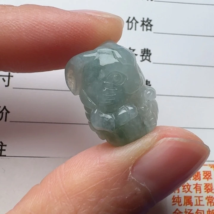 翡翠未镶嵌颈饰小兔子