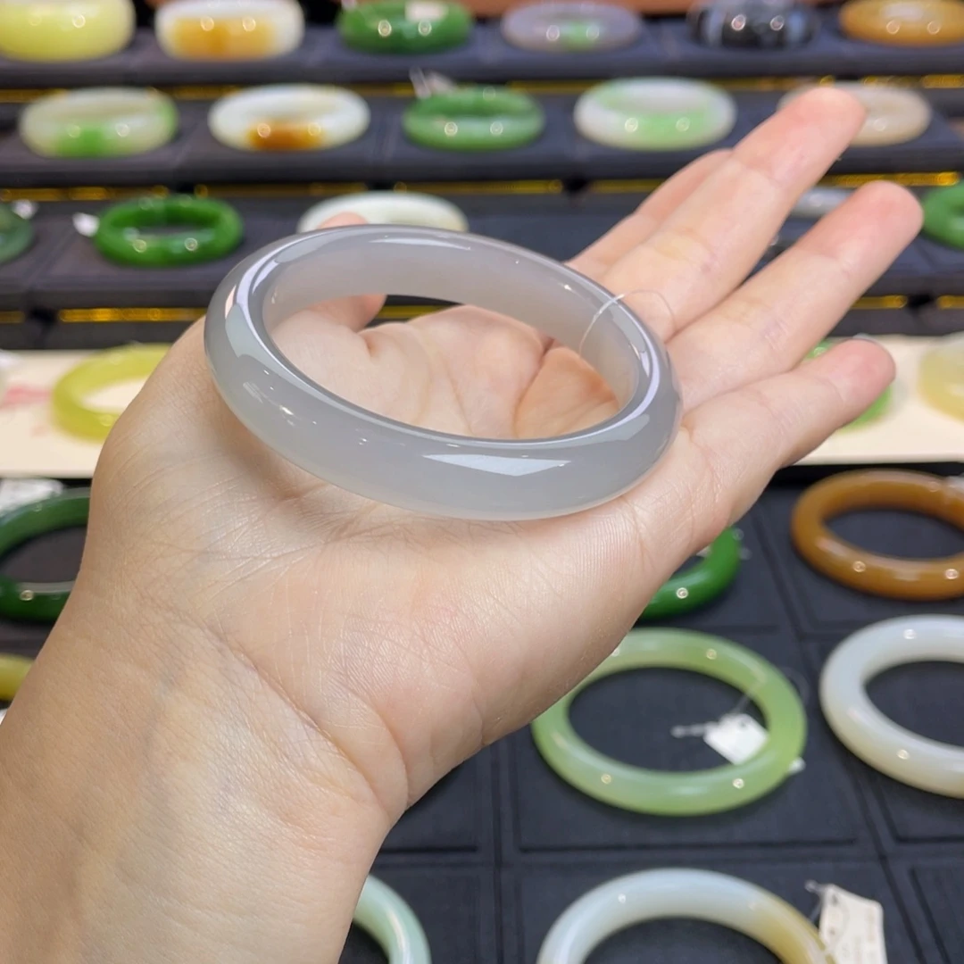 一***葱和田玉未镶嵌手镯