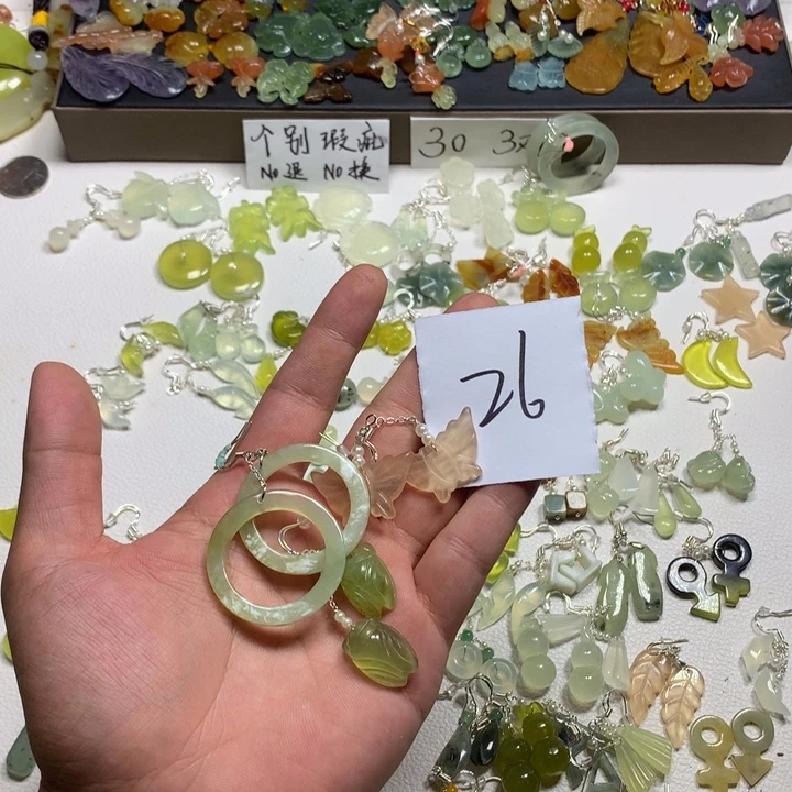 丽***贝合金蛇纹石玉耳钉