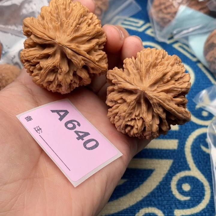 把件文玩核桃牡丹