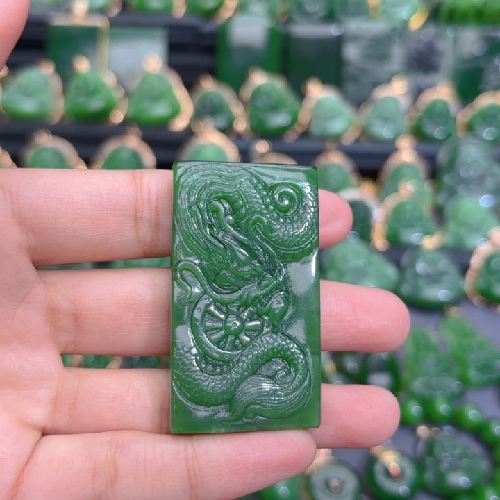 颈饰未镶嵌和田玉（碧玉）