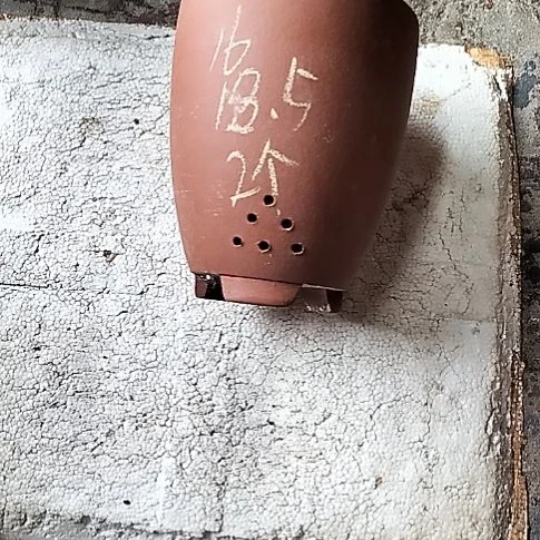 红泥三角两个花盆