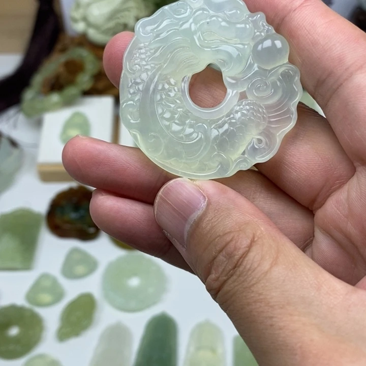 蛇纹石玉未镶嵌颈饰