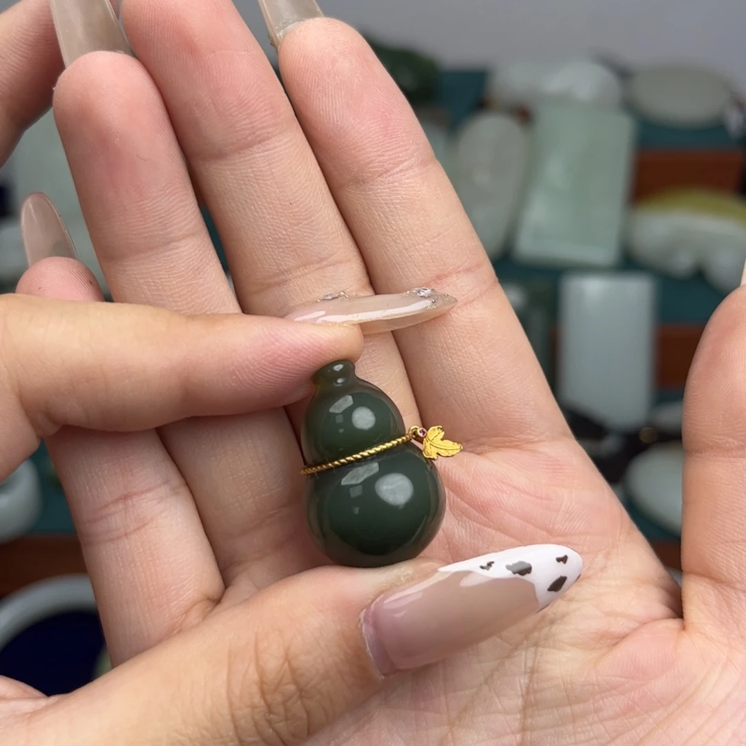颈饰18K金镶嵌和田玉