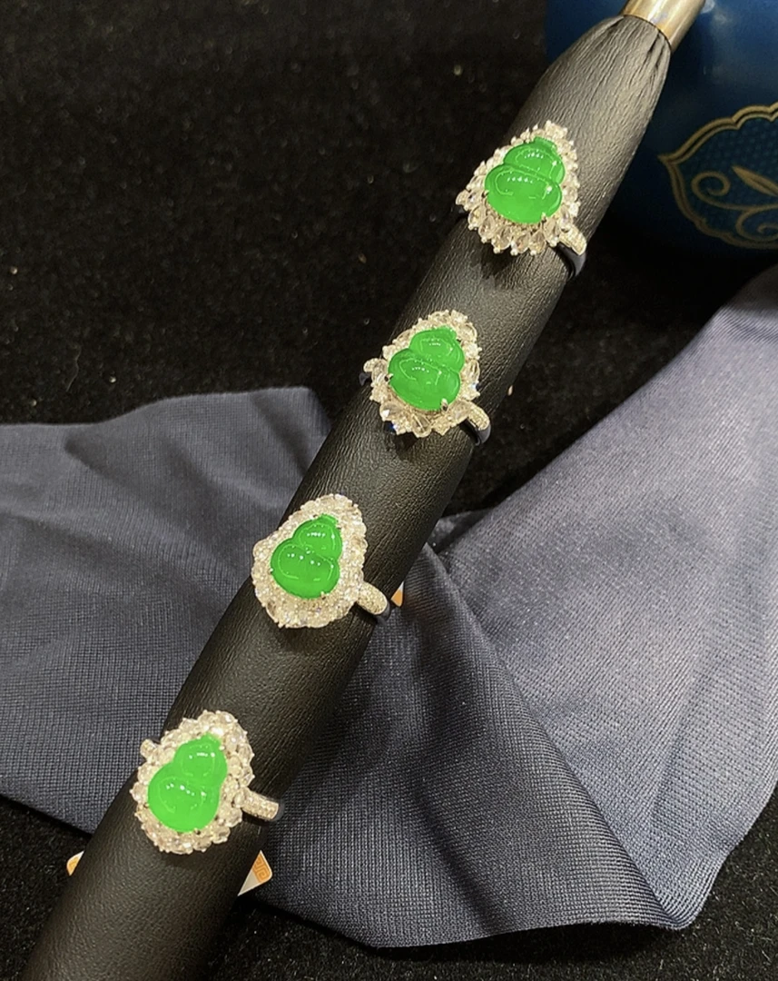 【world翡翠 年中庆典】18k金镶翡翠戒指  YS 团购 多样性发其一