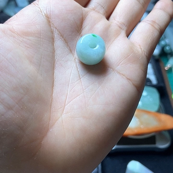 翡翠未镶嵌颈饰桶珠