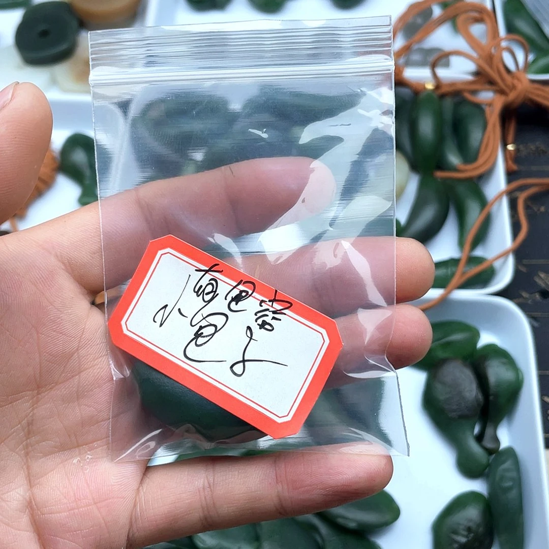 颈饰未镶嵌和田玉（糖玉）小*子