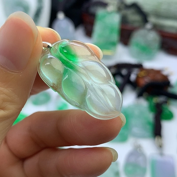 翡翠未镶嵌吊坠(赠链)