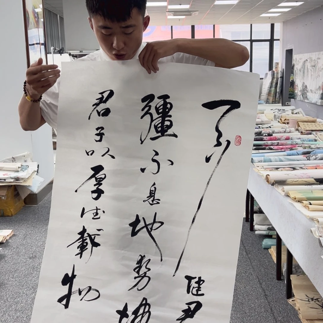 国画卖字画的小男孩