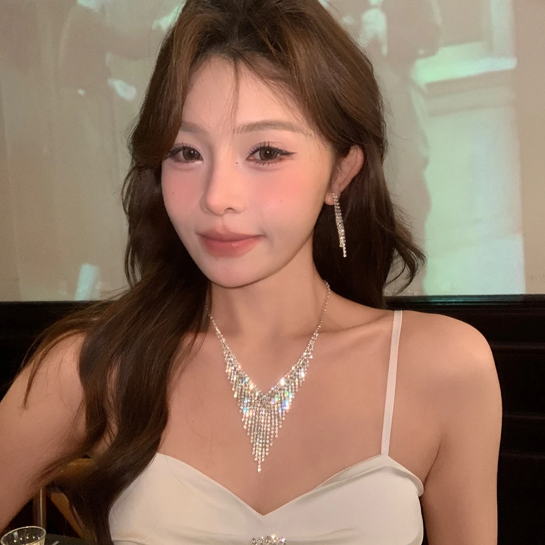 铜合金项链 满钻V流苏项链耳环套装高级轻奢锁骨链