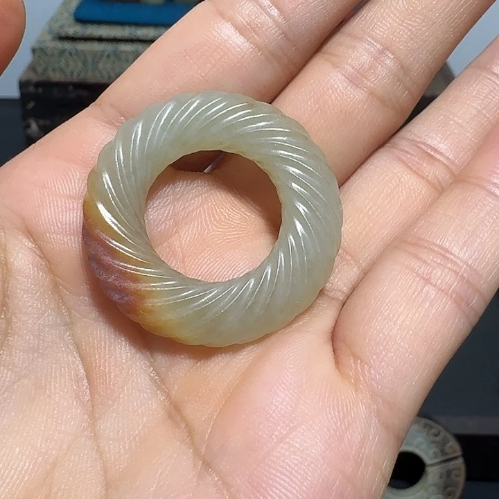 快***光和田玉未镶嵌颈饰