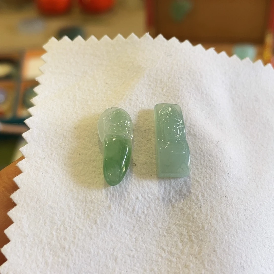 翡翠未镶嵌颈饰佛、观音首一对