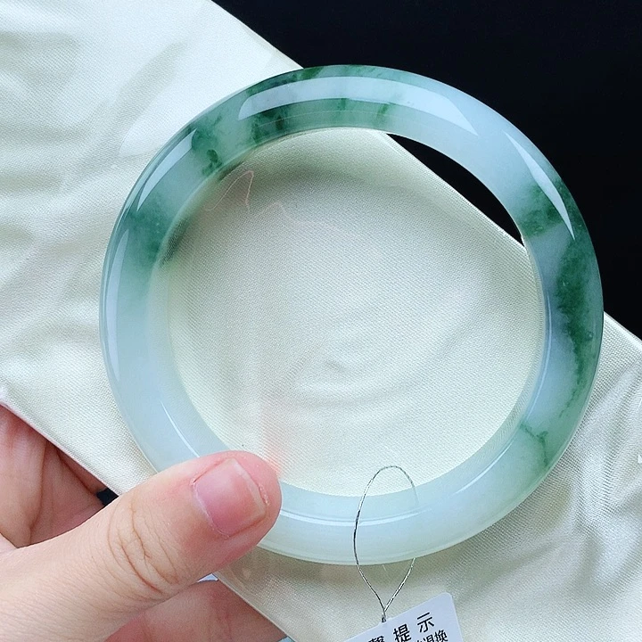 翡翠手镯未镶嵌60圈