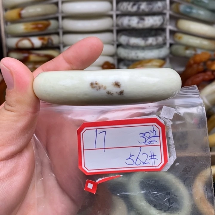 未镶嵌蛇纹石玉颈饰