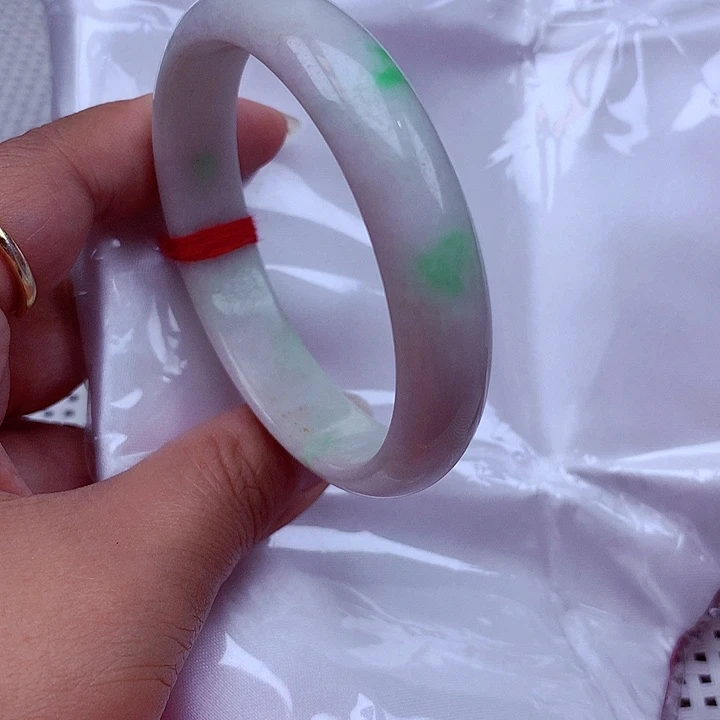 翡翠手镯未镶嵌翡翠