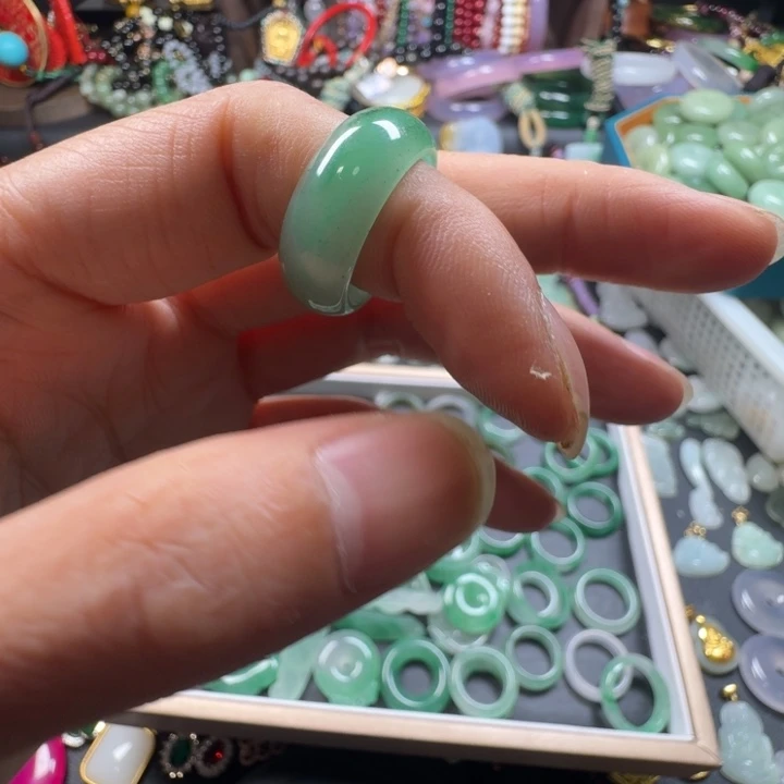 今***少未镶嵌石英质玉（非洲翠）戒指非洲翠素圈戒指