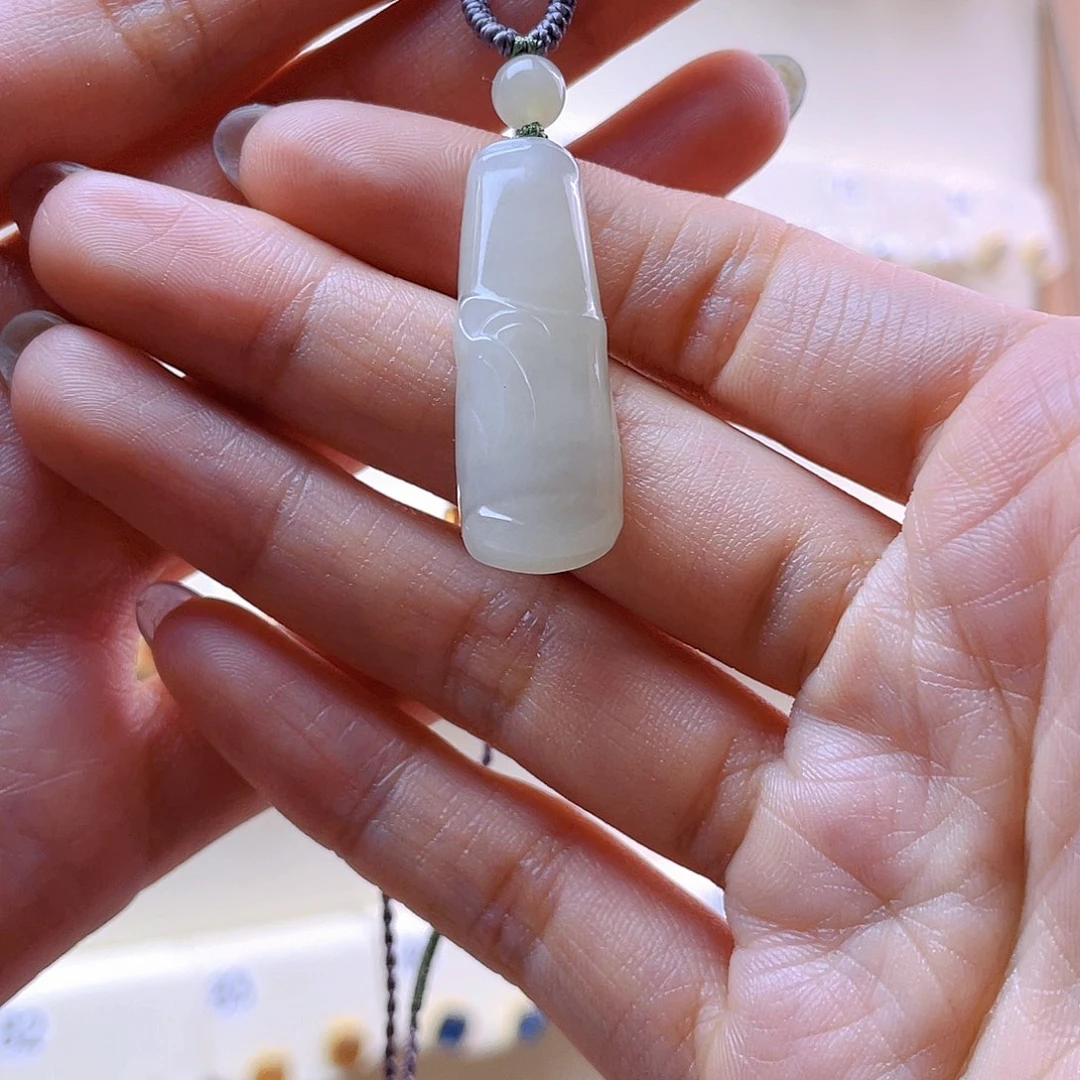 和田玉吊坠(赠链)未镶嵌向***子