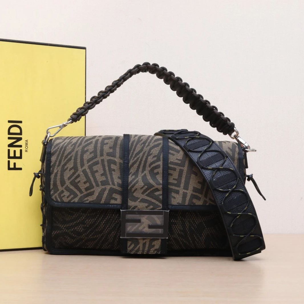 95新 FENDI/芬迪 花花特价老花 帆布 FF 胶囊系列 大号 法棍包