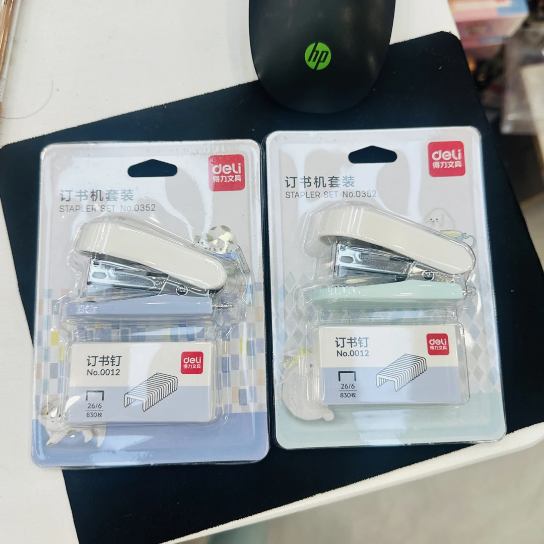 到手一盒12个，订书机套装0352
