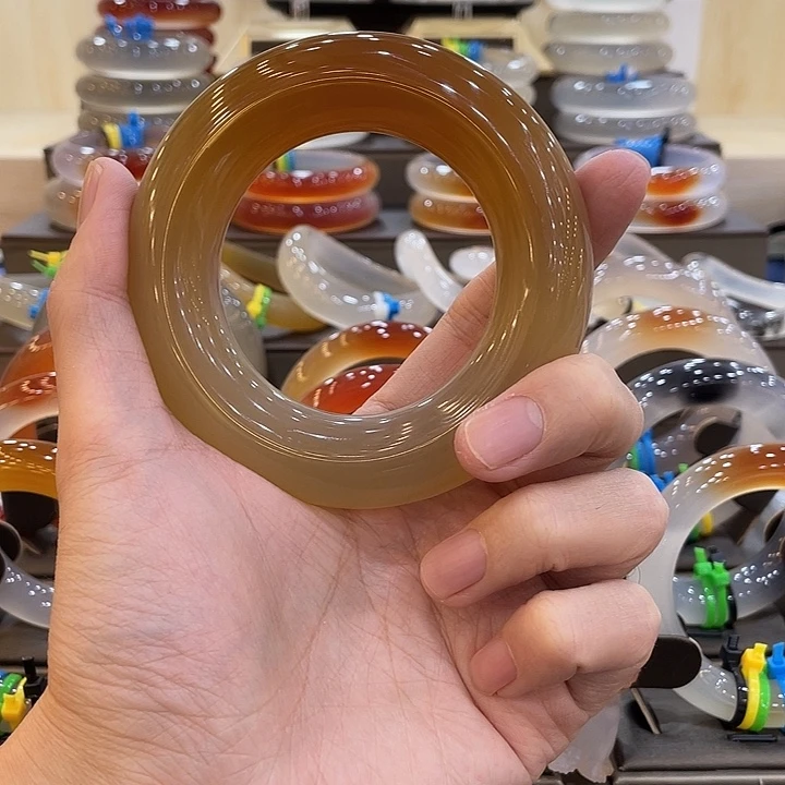 李***、玛瑙/玉髓未镶嵌手镯