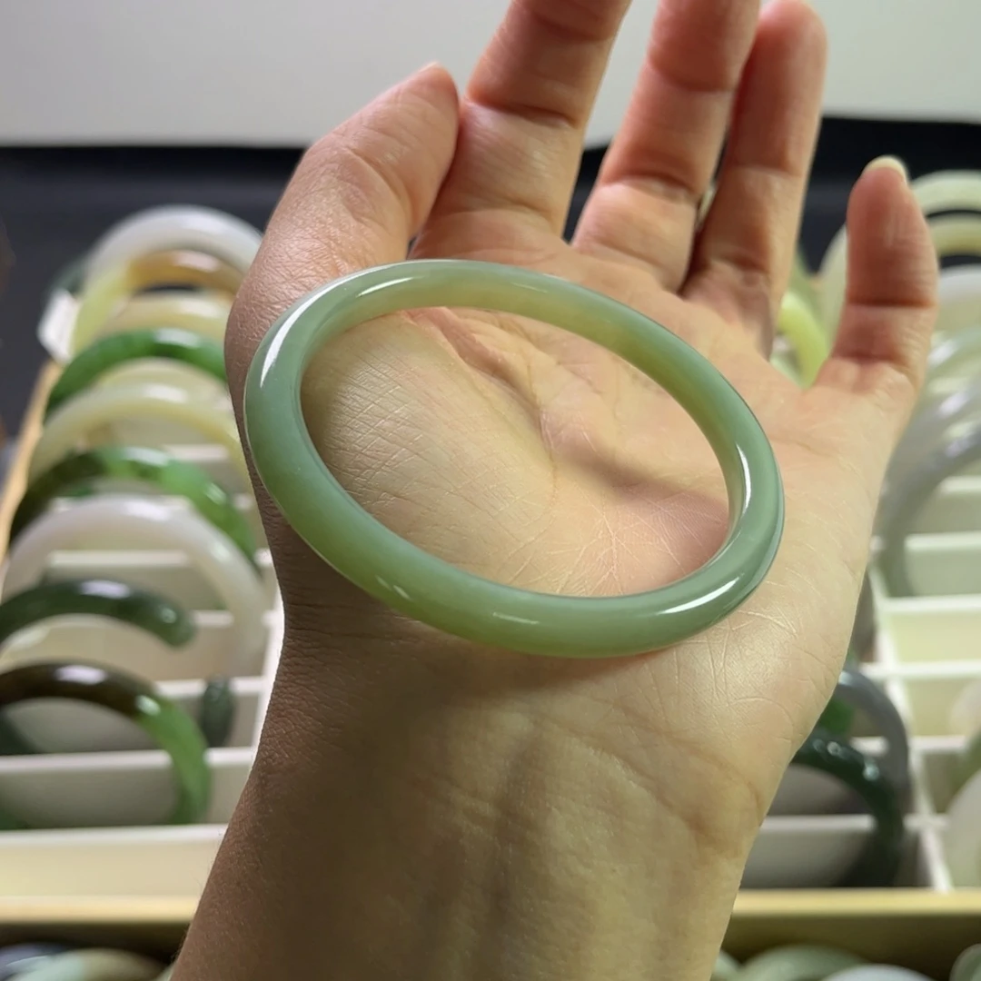 和田玉手镯未镶嵌55圈