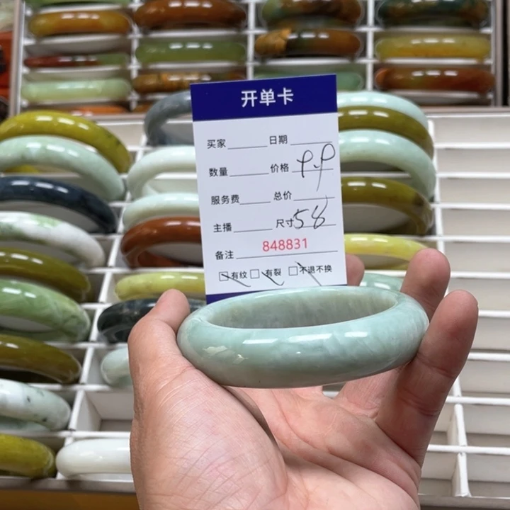 蛇纹石玉手镯未镶嵌苦****)