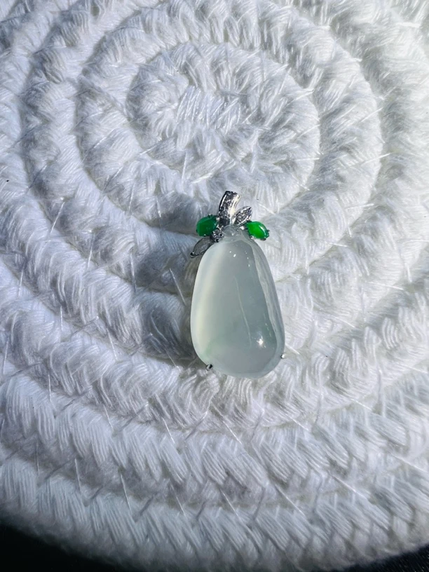 天然缅甸A货翡翠吊坠（圆润保满小福瓜）