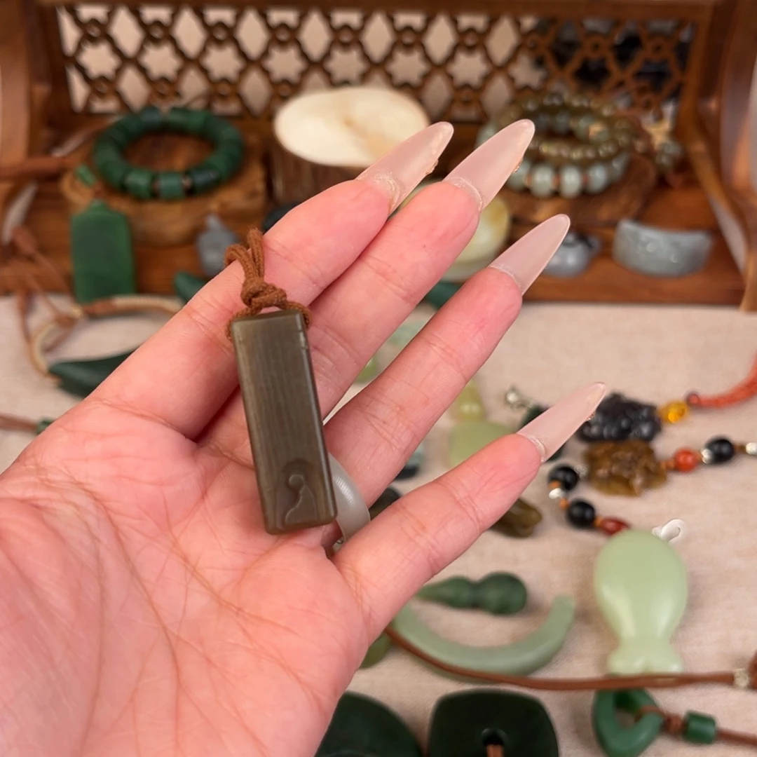 豹***子颈饰未镶嵌和田玉（糖玉）