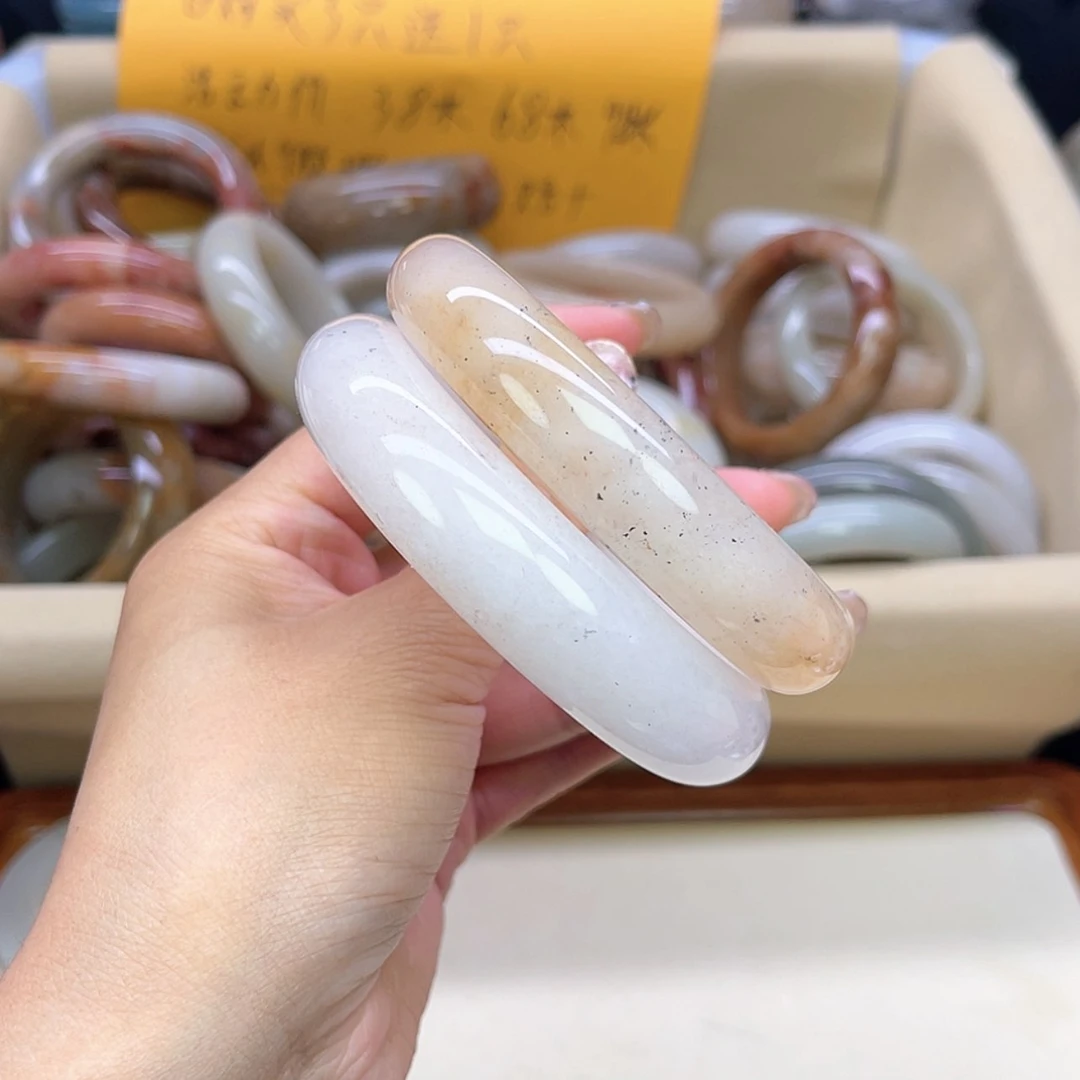 【闪购商品】石英质玉手镯未镶嵌吨**士