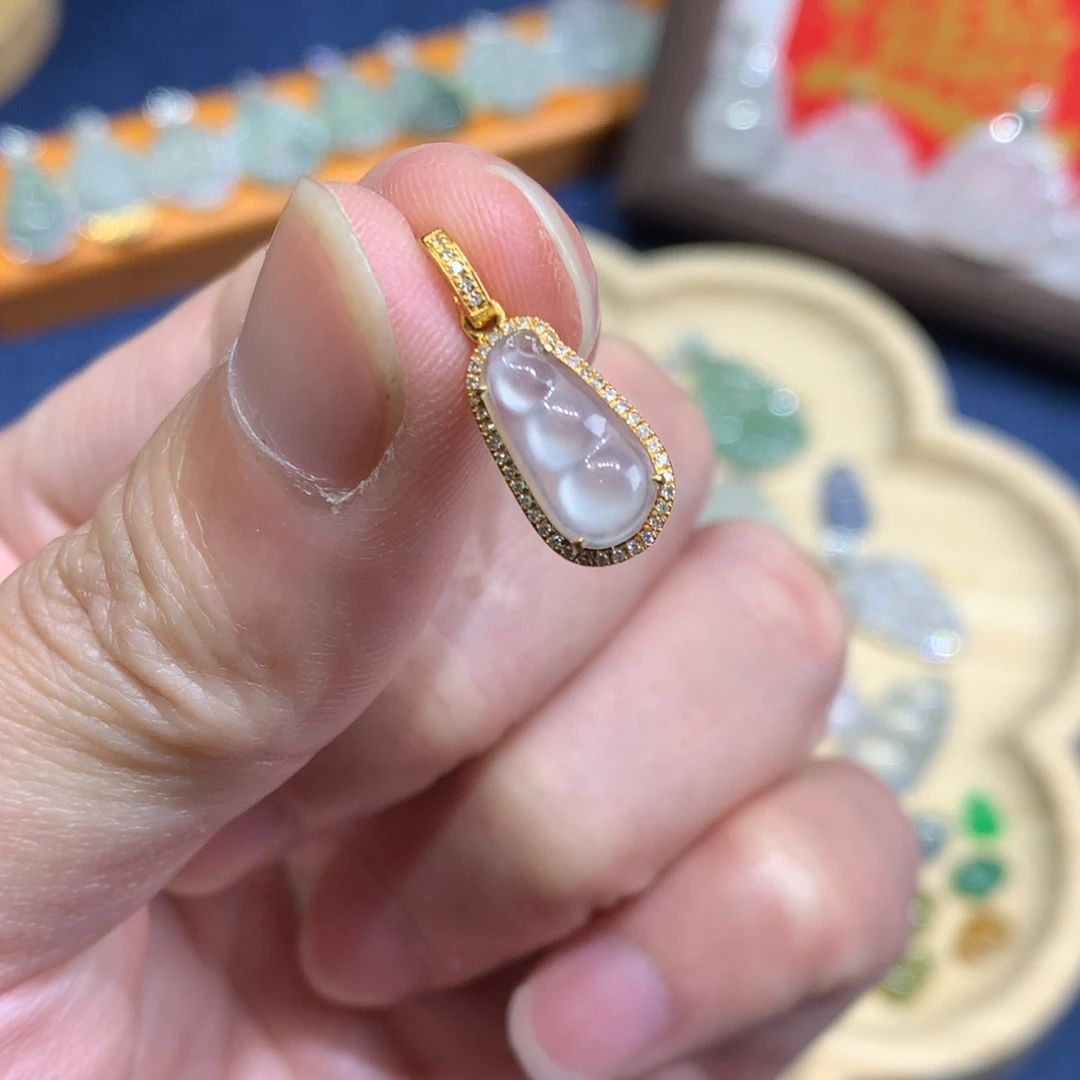 翡翠18K金镶嵌颈饰豆子