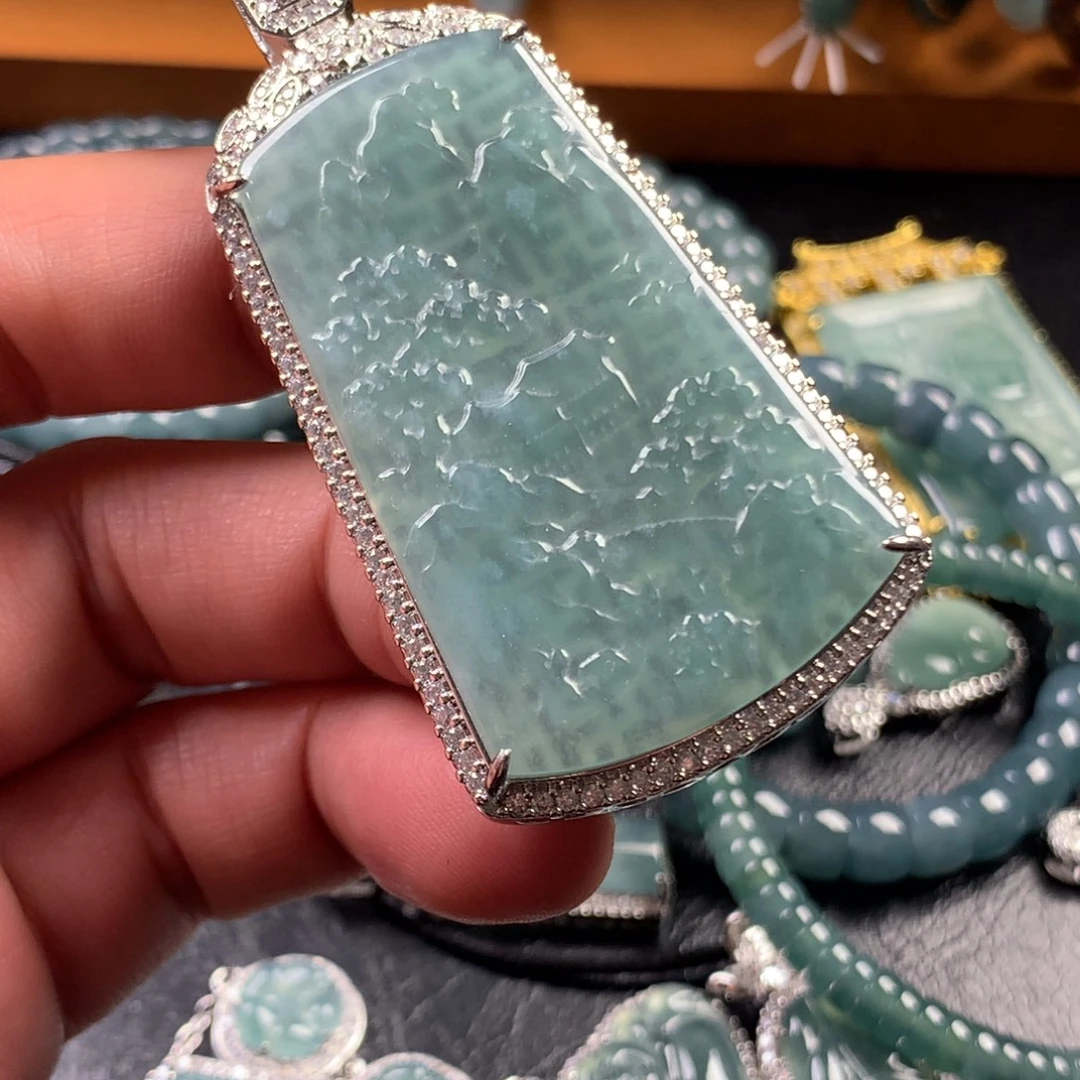 翡翠未镶嵌颈饰大山水