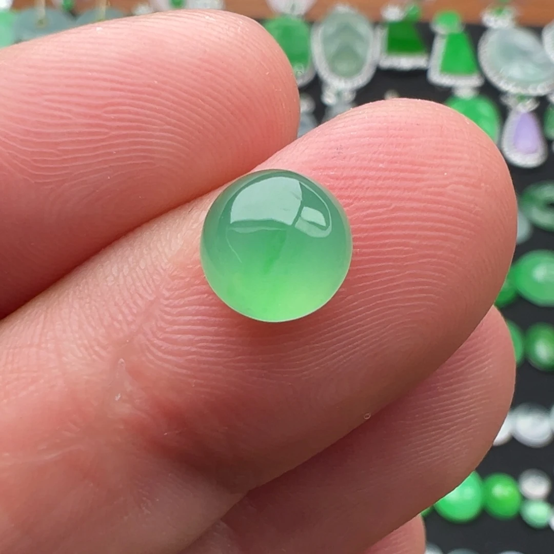 翡翠颈饰未镶嵌蛋面7.7