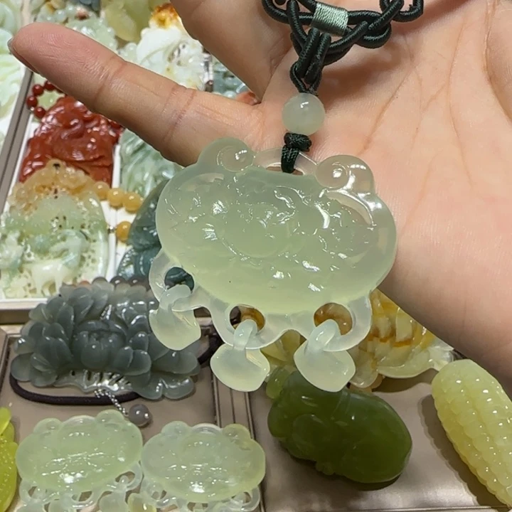 蛇纹石玉吊坠未镶嵌