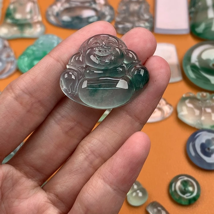 翡翠挂件未镶嵌…..