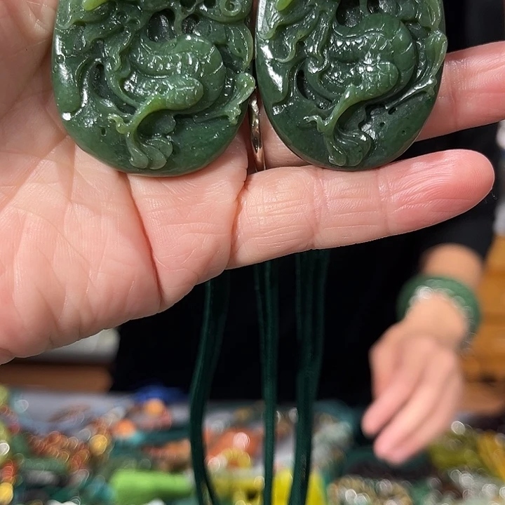 颈饰未镶嵌和田玉（糖玉）