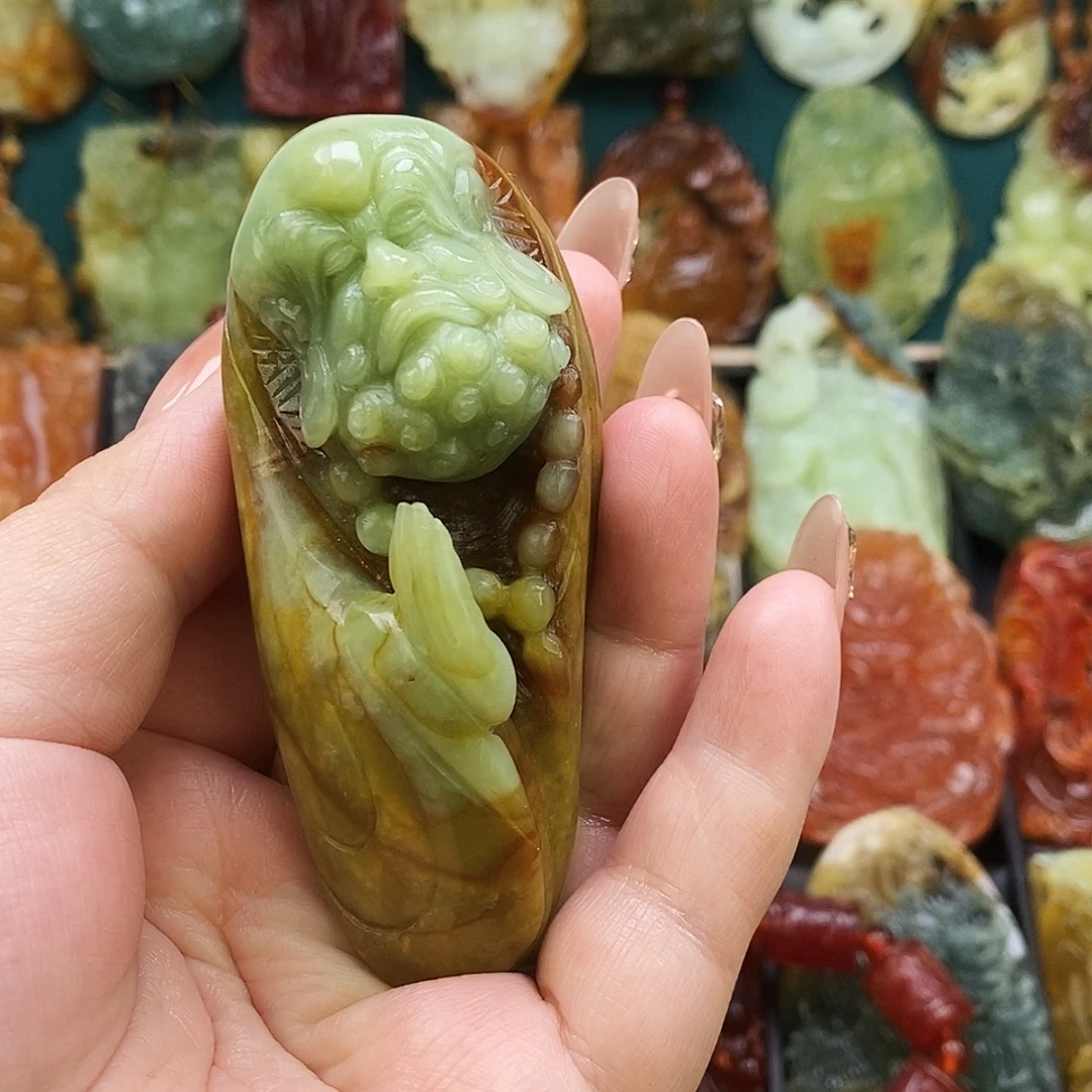 蛇纹石玉未镶嵌颈饰达摩