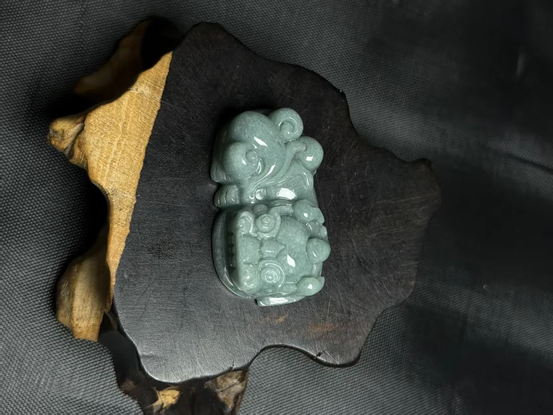 高端精美翡翠貔貅吊坠多样性发一