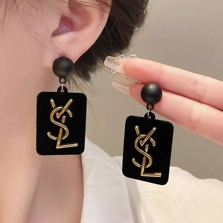 合金布艺耳饰 轻奢时尚小香风字母黑色植绒耳环