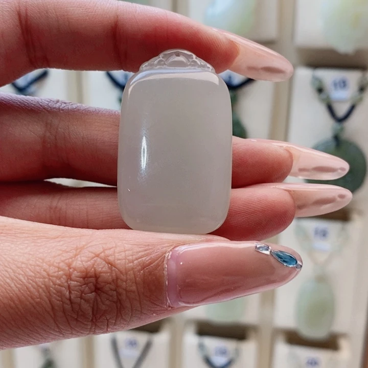 申***画和田玉未镶嵌颈饰