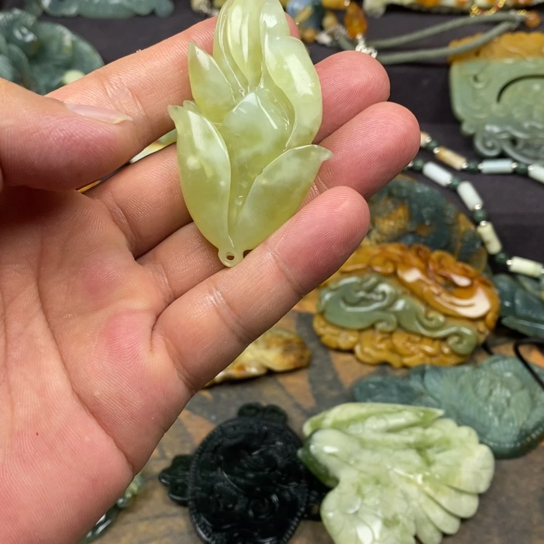 蛇纹石玉未镶嵌颈饰