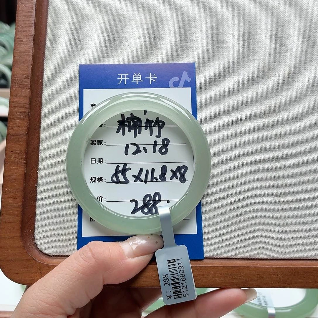 楠****石英质玉未镶嵌手镯