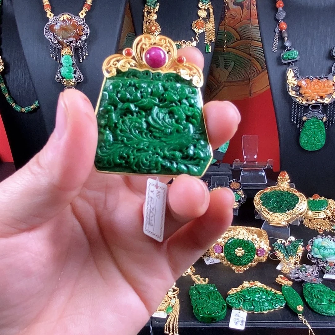 翡翠未镶嵌颈饰戒指