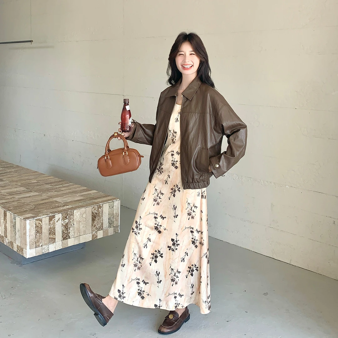 巨好看的早秋穿搭一整套女2025新款棕色皮衣碎花吊带连衣裙两件套