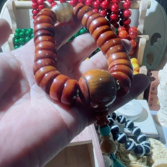 驼骨大手持黄色药片