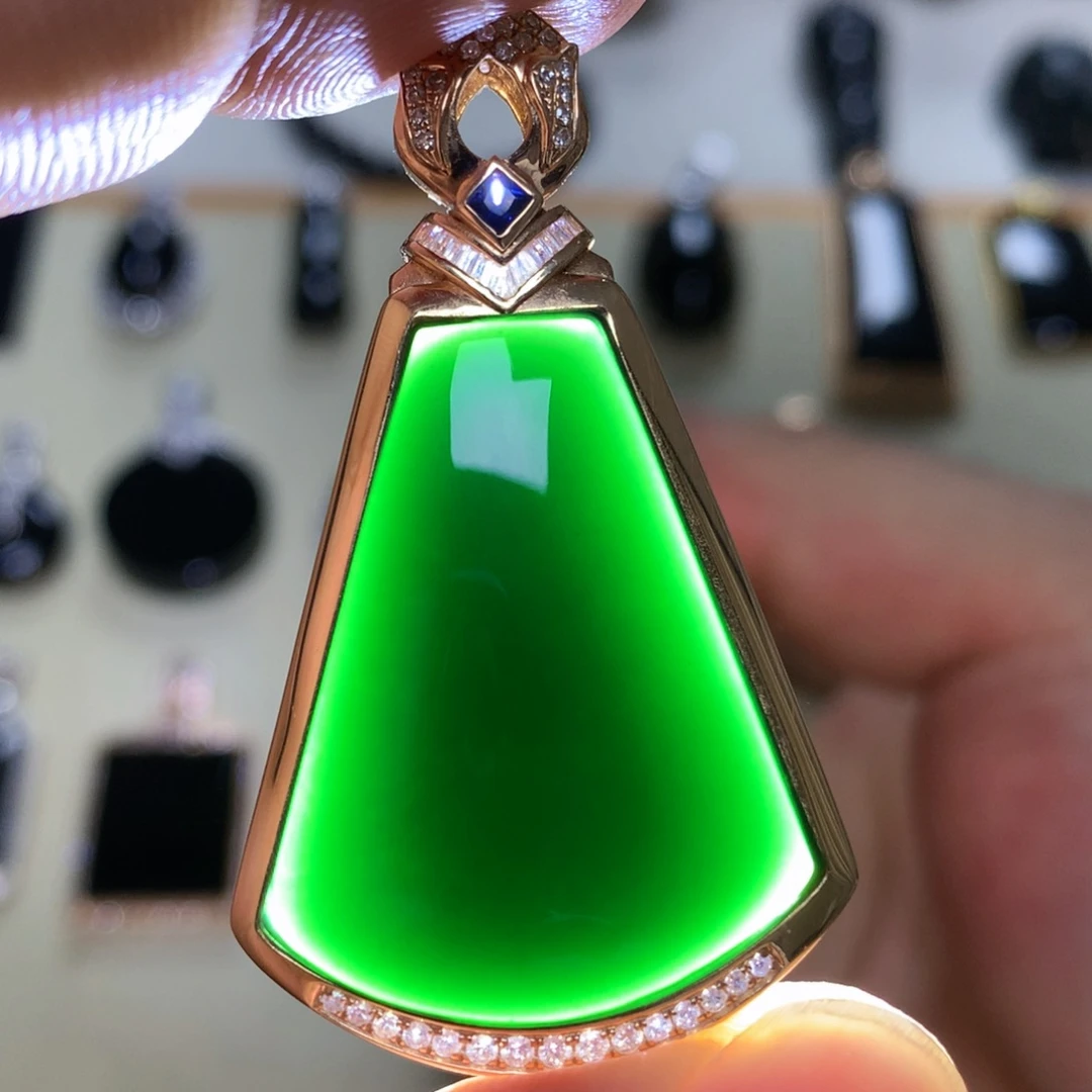 颈饰18K金镶嵌翡翠墨翠无事牌